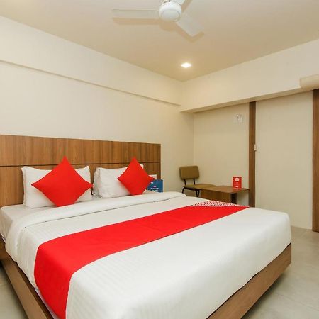 Oyo 13857 Hotel Imperial Umele ภายนอก รูปภาพ