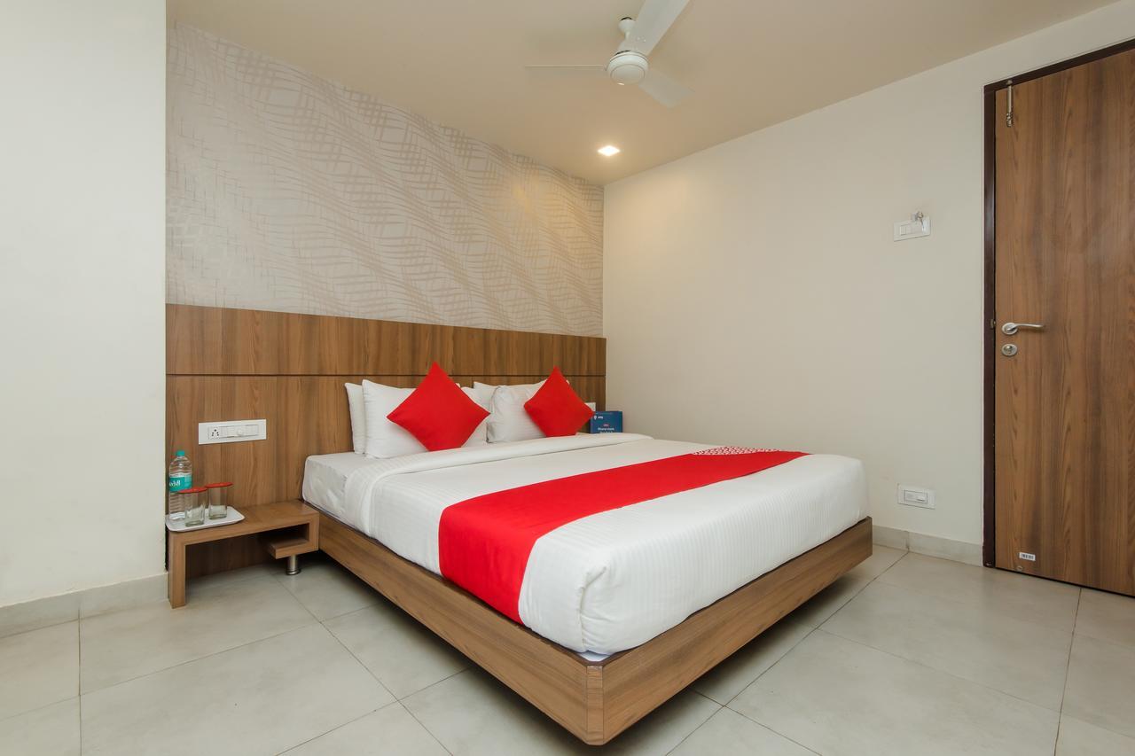 Oyo 13857 Hotel Imperial Umele ภายนอก รูปภาพ